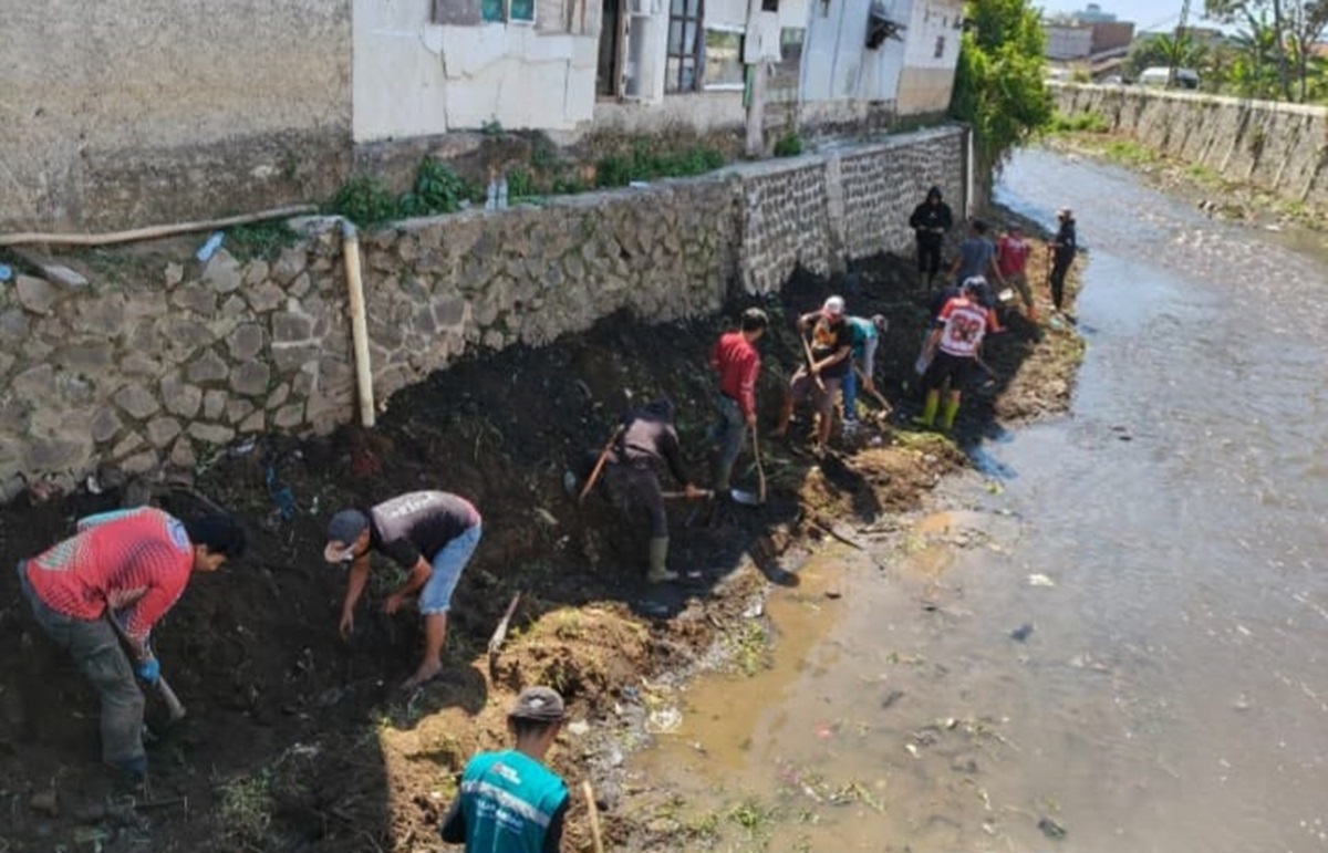 Keruk Sungai Demi Cegah Banjir, Pentahelix Dayeuhkolot Kecewa Para Ketua RW Tak Hadir