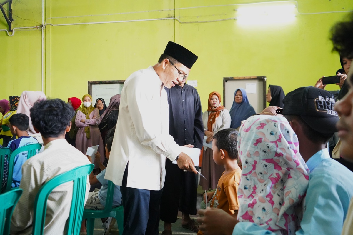 Bupati KDS Berbagi Kadeudeuh dengan Anak Yatim dan Dhuafa di Bojongsoang