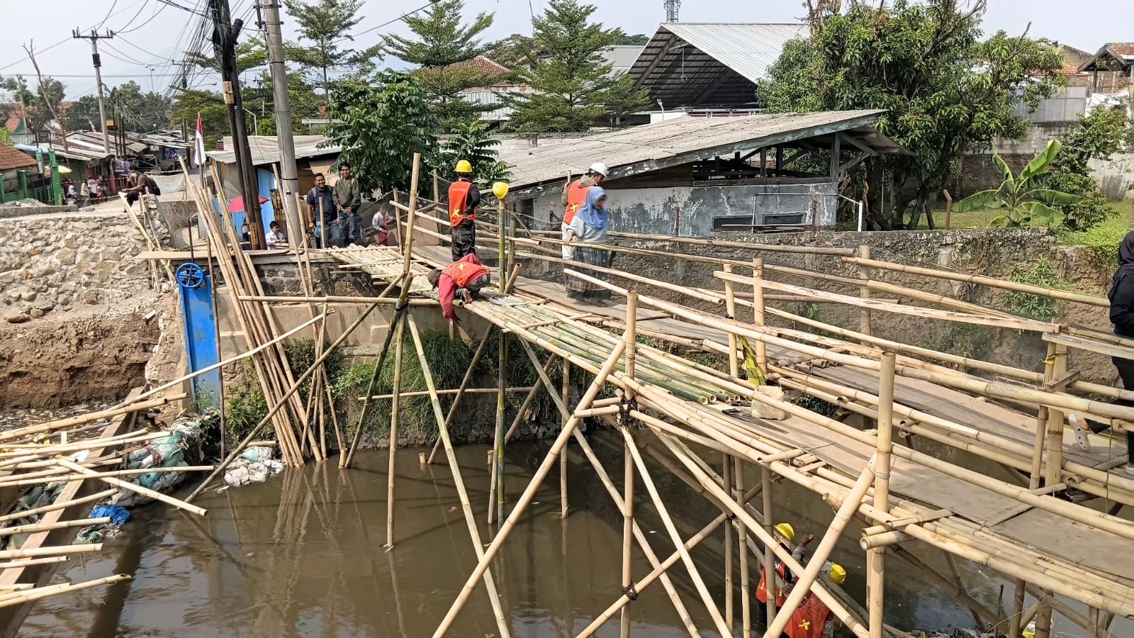 Jembatan Sementara Miring Diterjang Hanyutan Pohon, Pentahelix Dayeuhkolot Langsung Bergerak Cepat